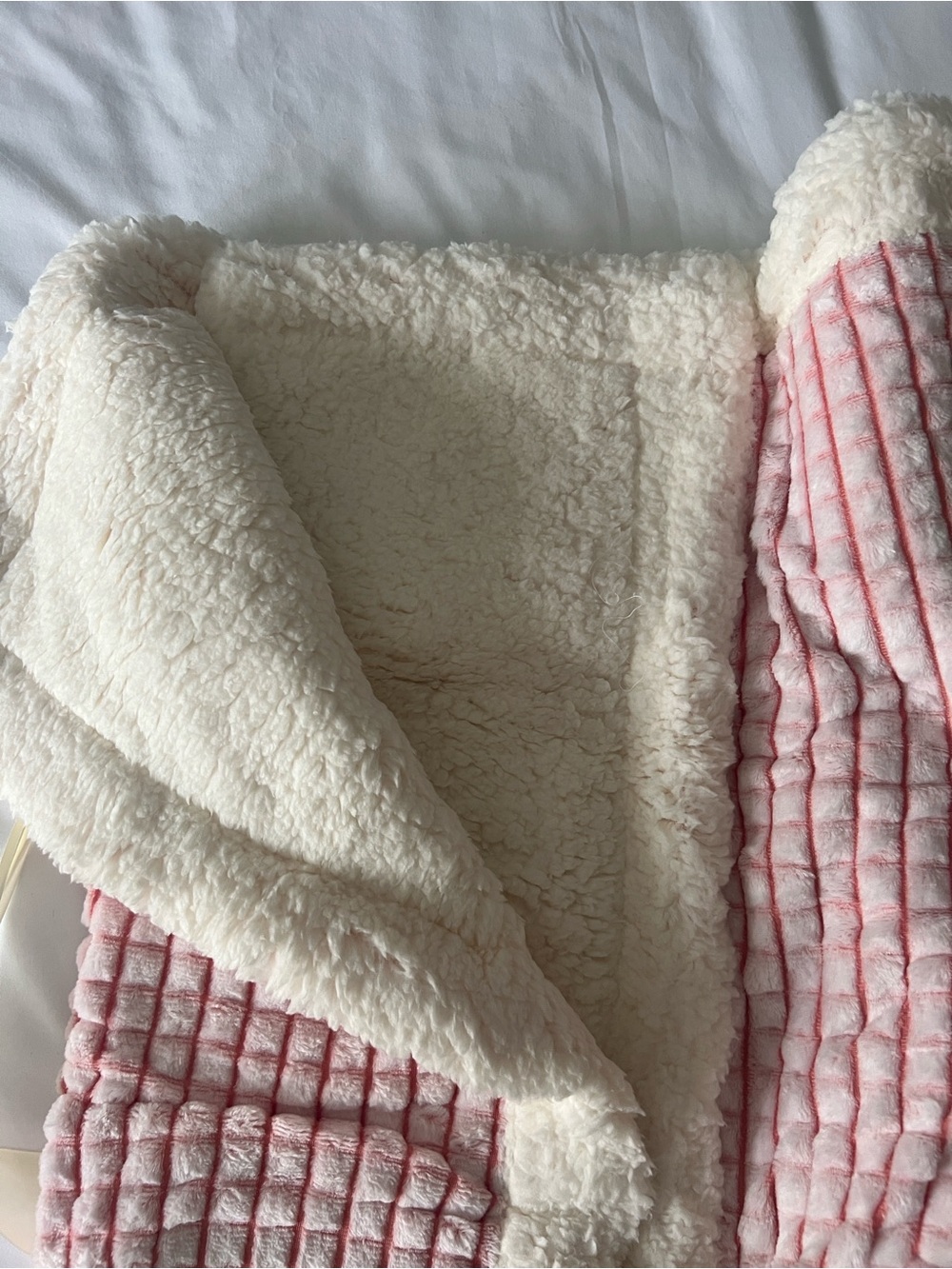 Home Collection Plush Ribbed Throw - Pink & White - Picture 3 of 3